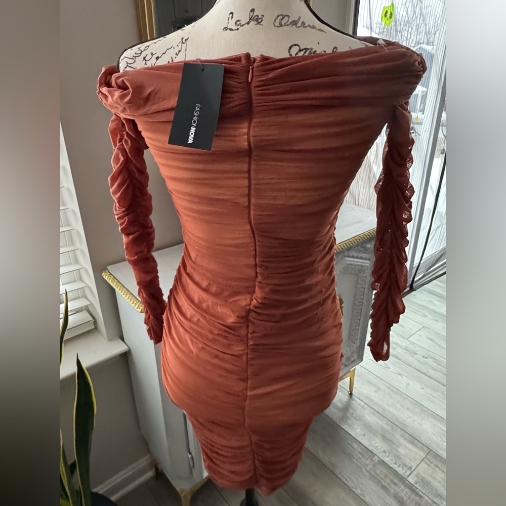 Ready in A ruched off shoulder midi dress. - Picture 7 of 12